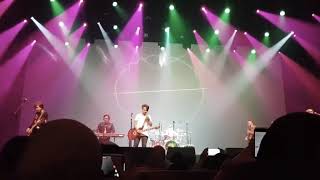 Gerimis Mengundang (Rajwan Cover) - Akim \u0026 the Majistret Live in SG