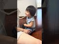 ヒモが気になる息子👶