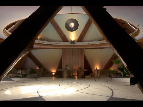 فيديو: يتميز Pyramid House بمزجج زجاجي وإطلالات على البحيرة