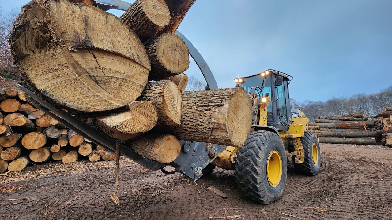 John Deere 624k Sorting logs!! - YouTube