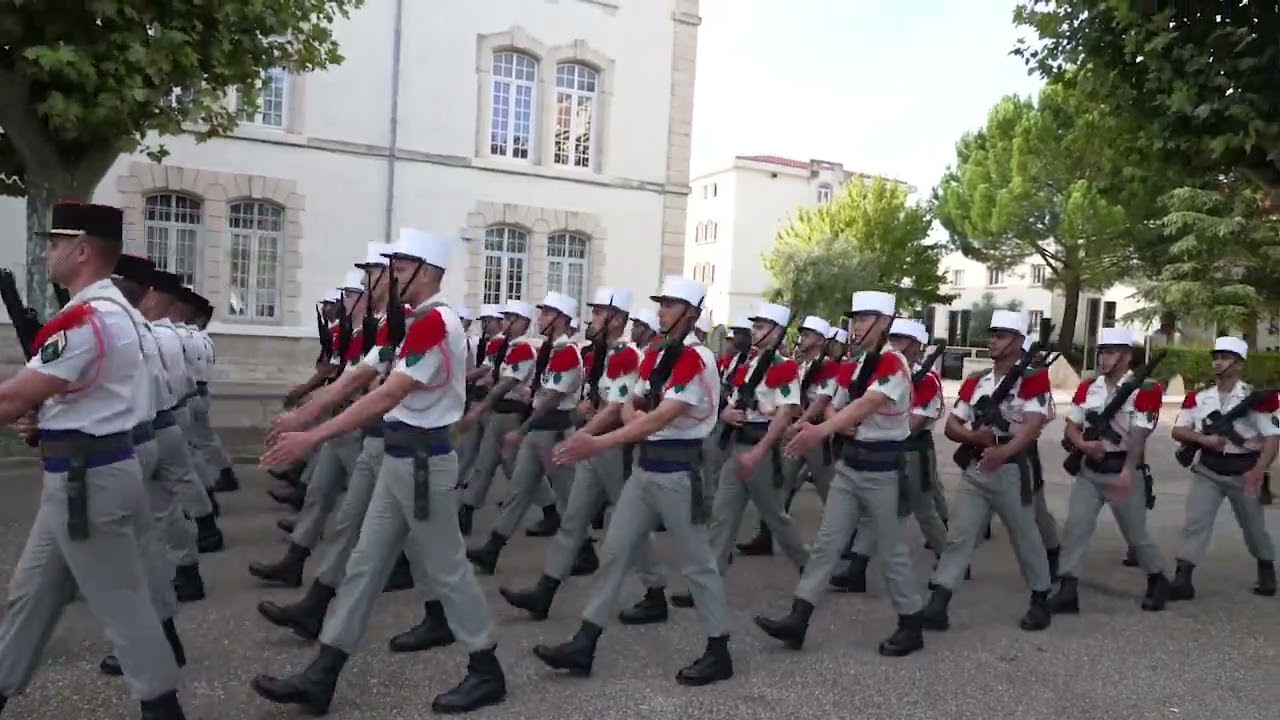 miise  en place des compagnies de légionnaires pour une commémoration d'El Moungar au 2ème REI