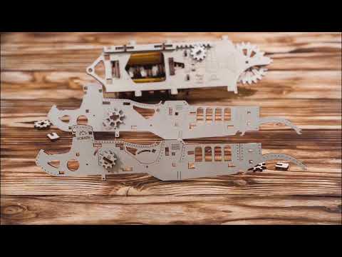 木製モデルの乗り物を組み立てる動画