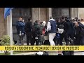 Studentët hedhin karriget te Kryeministria, protestuesit i mbështesin me duartrokitje: Jo dialog!