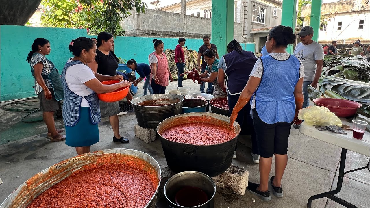 Preparativos para el  Nahuatilis (carnaval) en Ahuatitla Orizatlan, Hidalgo.