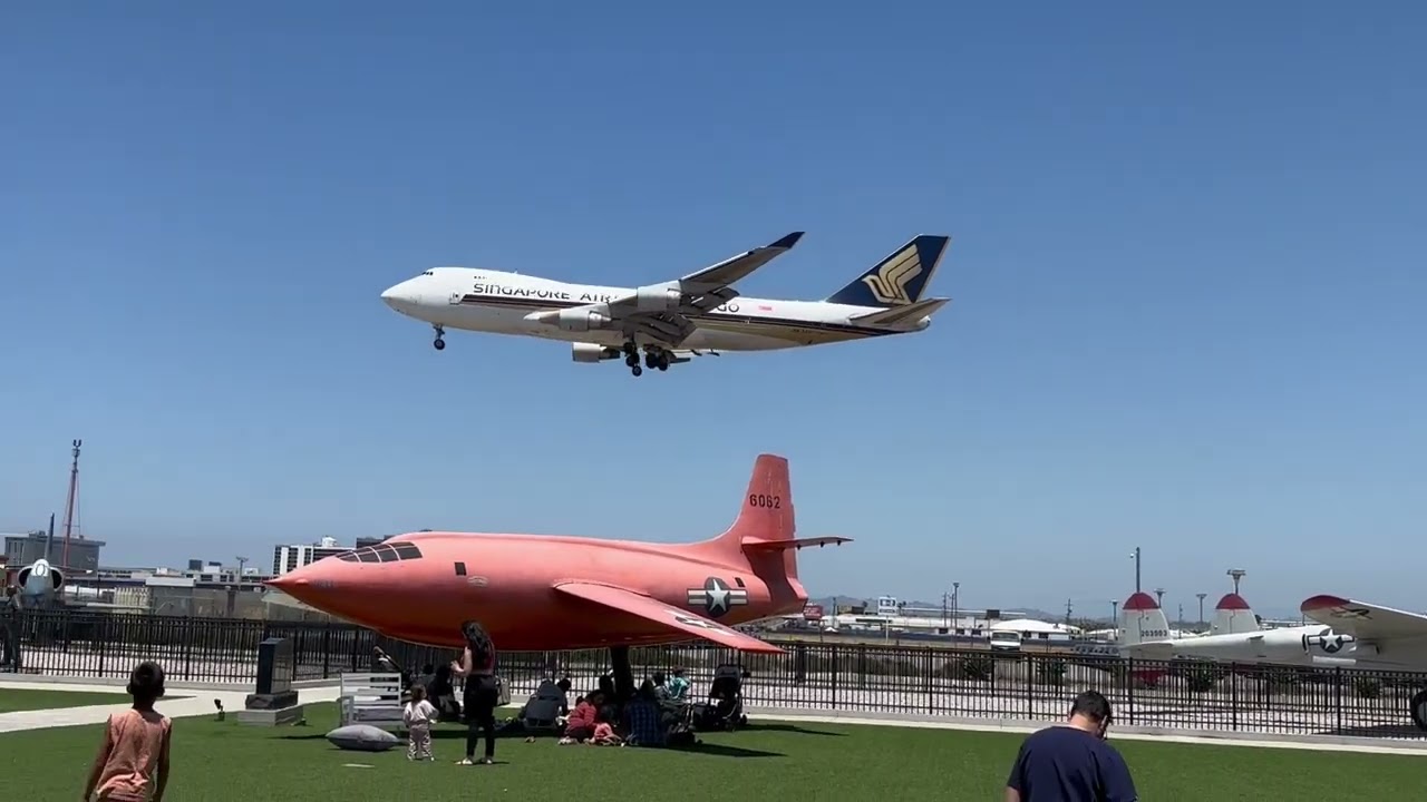 747 land at LAX - YouTube