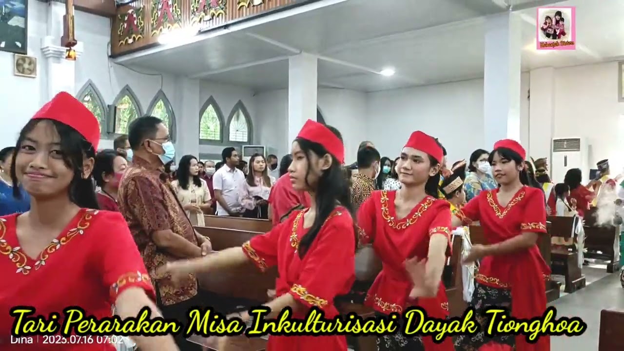 Tari Perarakan Pembukaan Misa Inkulturasi Dayak Tionghoa di Gereja Katedral St Maria P.Raya