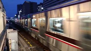 OsakaMetro(大阪メトロ)新大阪駅で北急9000形9007F(箕面四季ラッピング)なかもず行き入線シーン(2024年3月11日月曜日)携帯電話で撮影