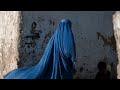 En afghanistan les femmes de nouveau contraintes de porter la burqa en public  france 24