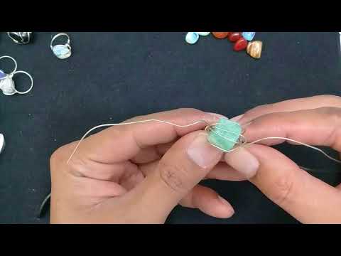 Vídeo: Com Inserir Una Pedra En Un Anell