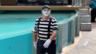 Hilarious Tom The Famous Seaworld Mime Arrive Early