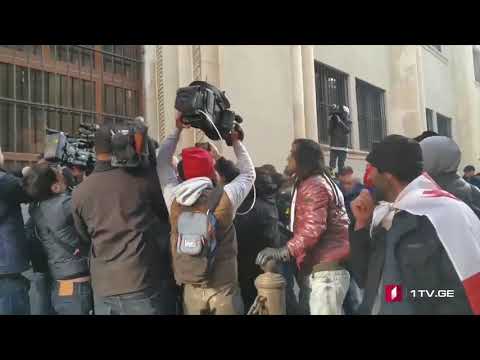 აქციის მონაწილეებმა დეპუტატი რევაზ არველაძე პარლამენტში არ შუეშვეს