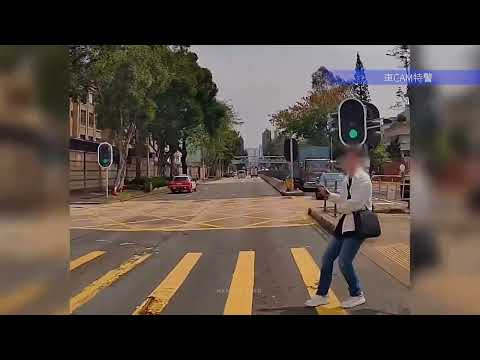 車CAM直擊 - 路人紅燈望手機行出馬路 排快籌領證