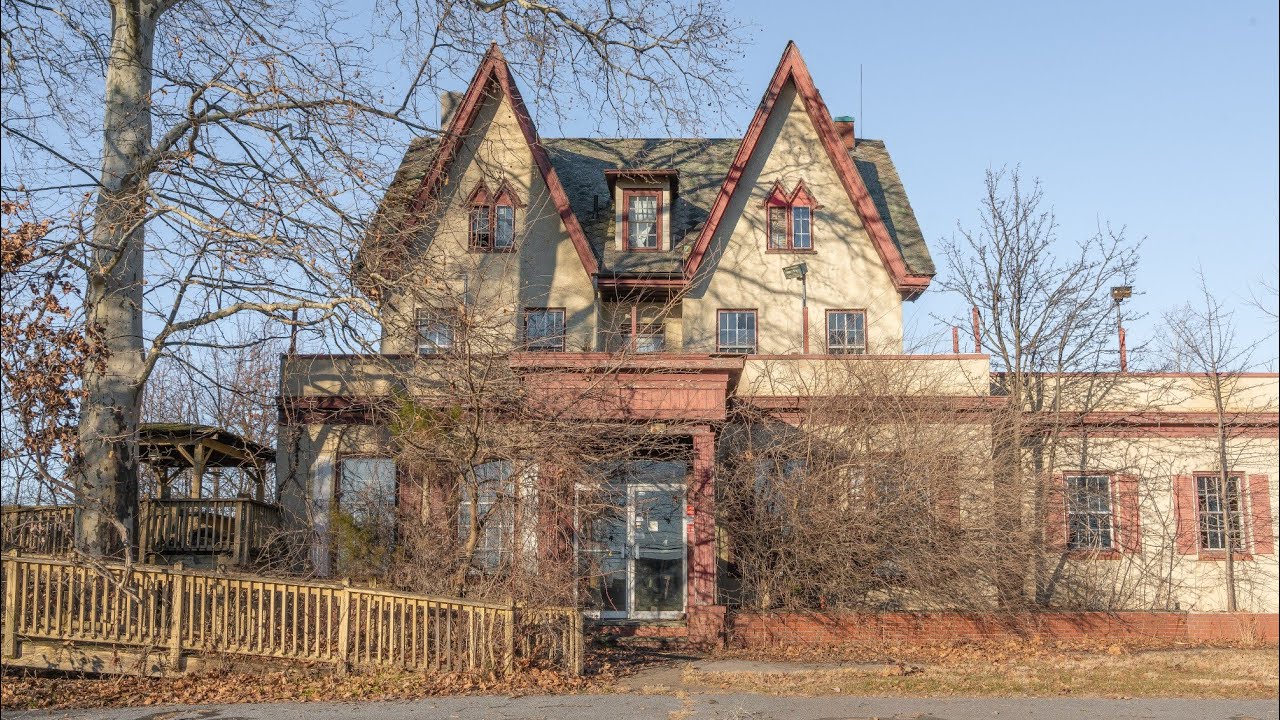 Inside an incredible Abandoned Mansion built in 1800, left a time capsule!