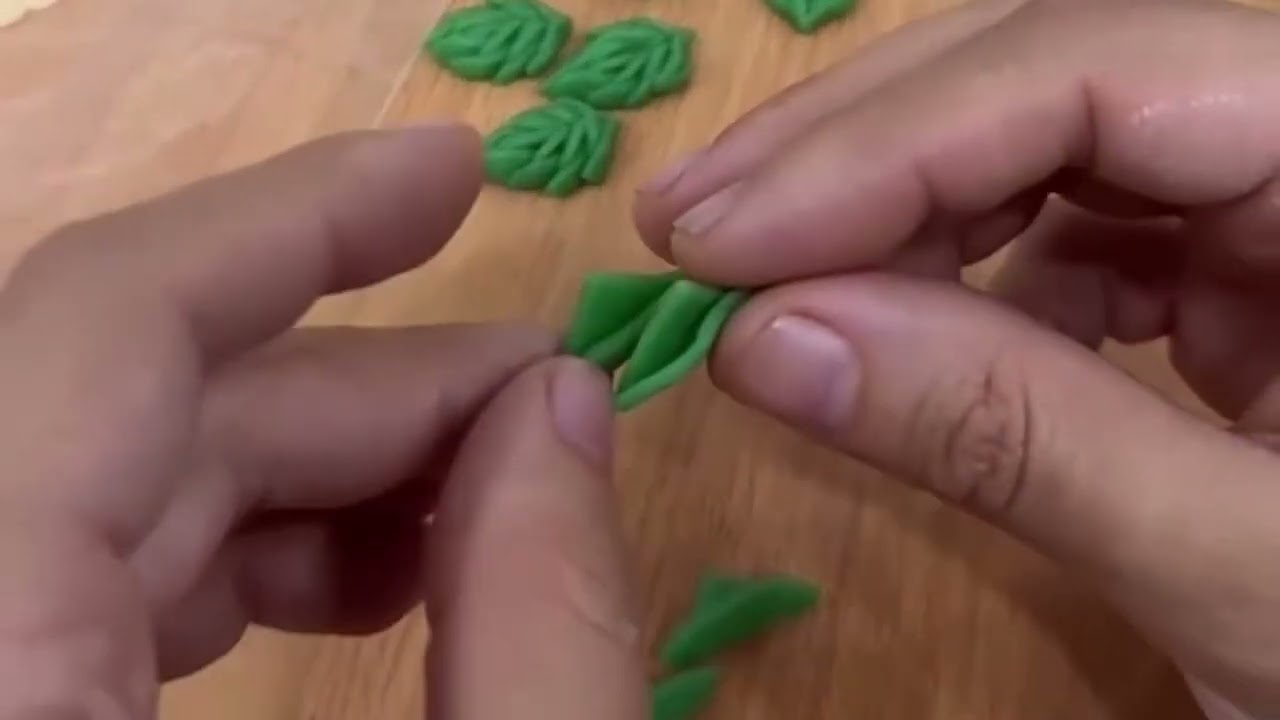 اوراق بتقنية جميلة بعجينة  السكر