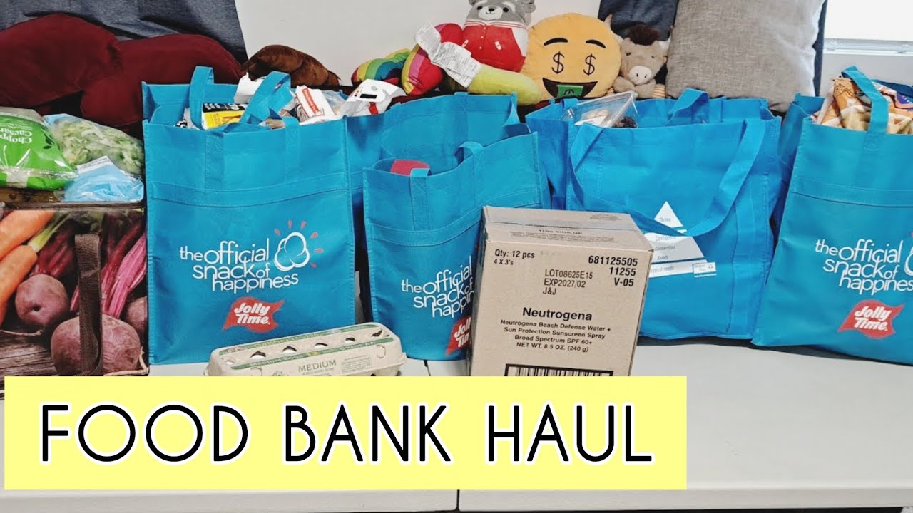 Ожидание на морозе, чтобы сходить за покупками - огромная партия продуктов для продовольственного...