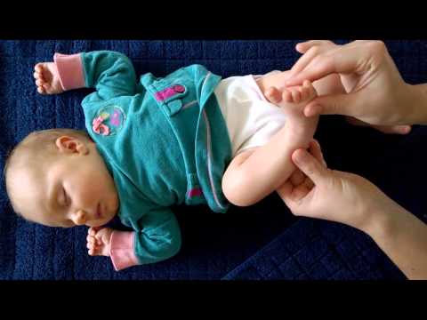 Baby reflexology massage by Floor Tuinstra starring Luna 1,5 month