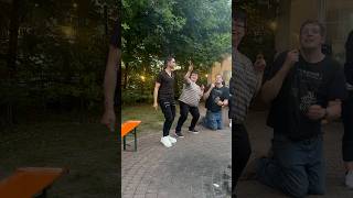 La musica si ferma, si parla, ma appena riparte si balla più forte! 🎶🕺🍾🥂