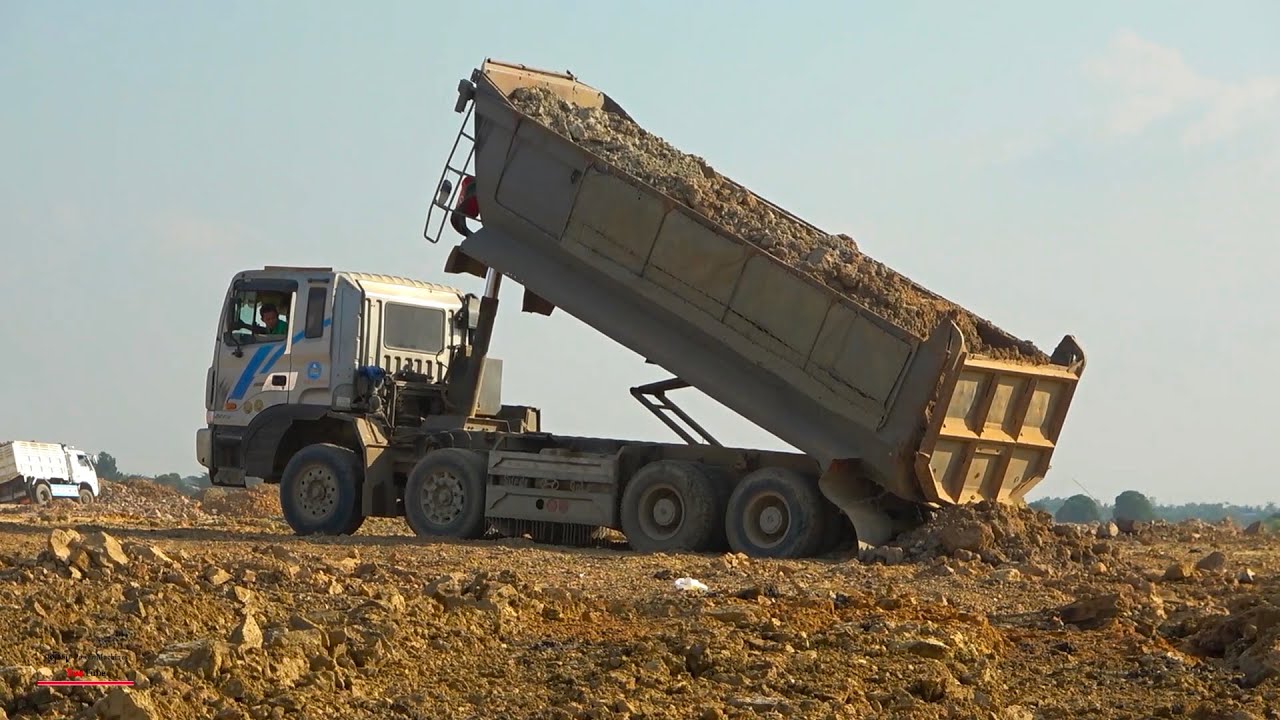 Stronger Powerful Equipment Dumper Truck Soils Spread Operating With