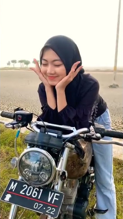 CEWEK HIJAB CANTIK NAIK GL 100 / STORY WA TERBARU