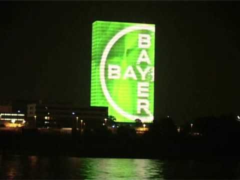 Animationen auf der Medienfassade am Bayer Hochhaus