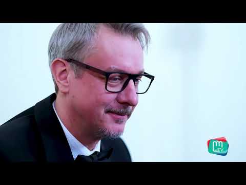 ევროკავშირის ელჩი კარლ ჰარცელი ახალი წლის მისალოც ვიდეოს აქვეყნებს და ფიფქებოს უკრავს