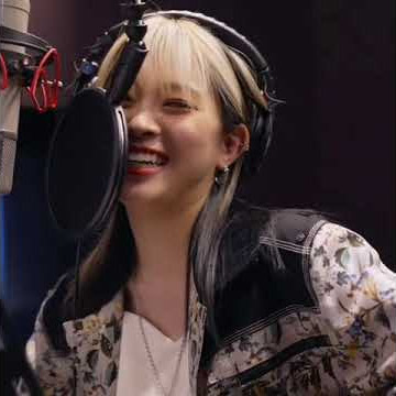 Itzy recording their new title truck Loco