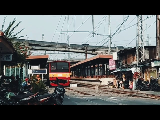 KRL Commuter Line Seri JR 205 Saling Bertemu di Stasiun ANCOL class=