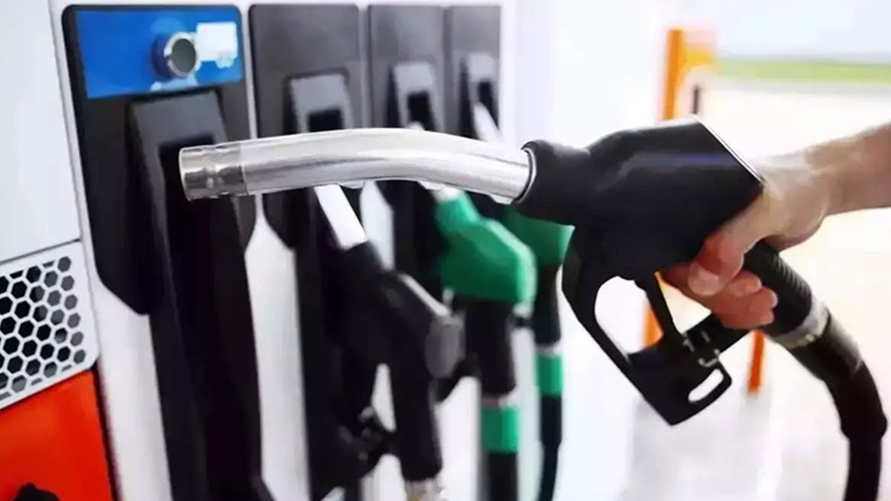 Maharashtra Govt cuts VAT on petrol, diesel by Rs 5 and Rs 3 per litre respectively
