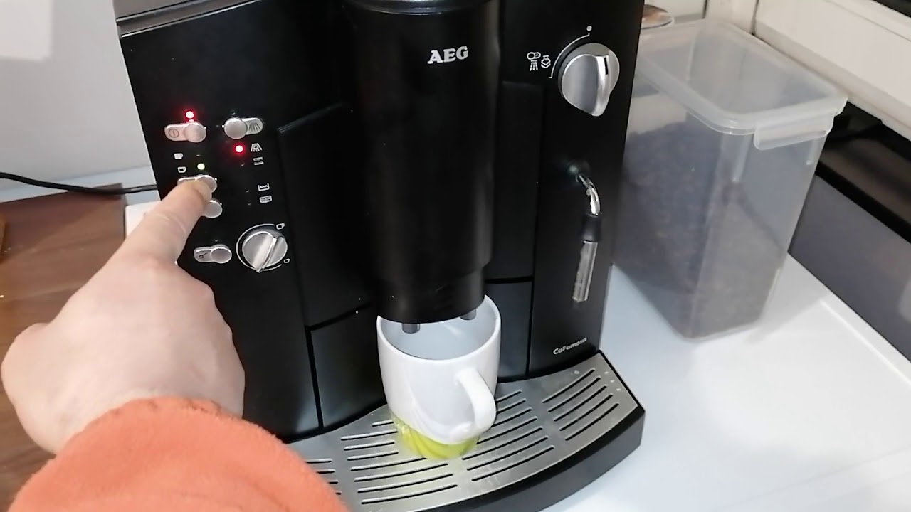 AEG Kaffeemaschine CaFamosa Funktionstest, Kaffeevollautomat, Lampen grün  blinken, entlüften - YouTube