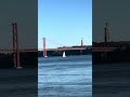 Ponte que liga Lisboa a Almada, o Cristo Rei, barcos e até turista …