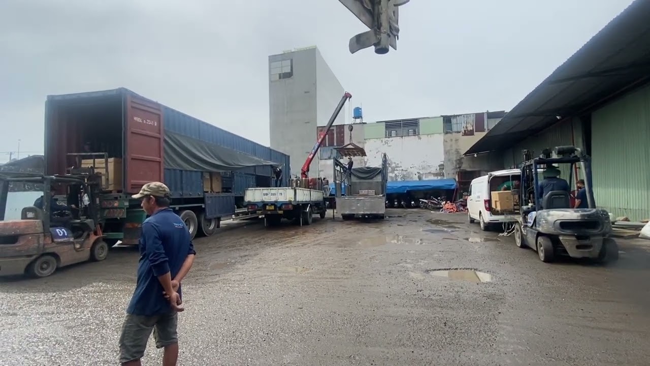⚙️ Quy trình sang hàng từ container xuống xe tải nhanh chóng và gọn 