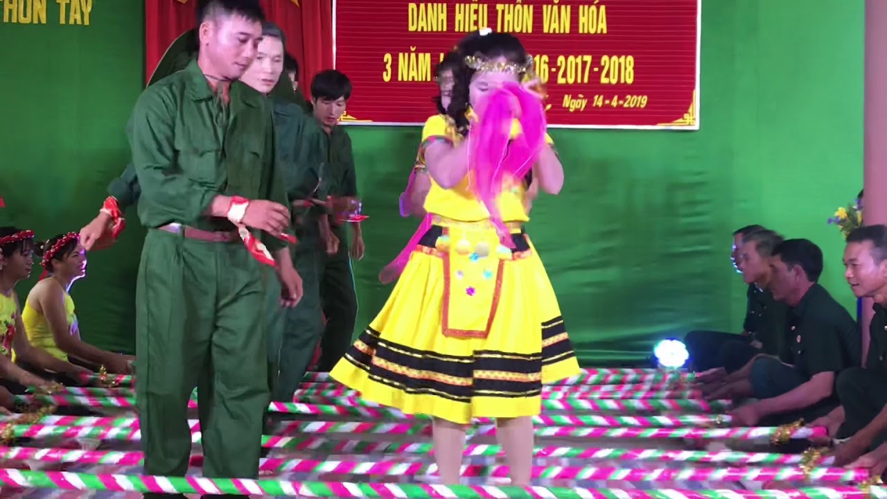 Múa sạp đón làng văn hoá thôn Tây - xã Vạn Ninh