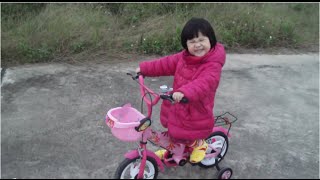 Em bé cực dễ thương đi xe đạp 4 bánh đốn tim cộng đồng mạng