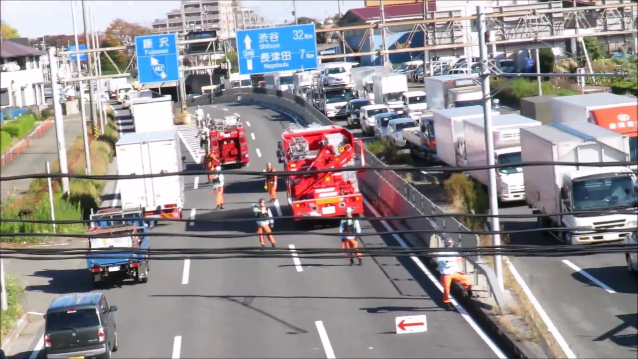 国道246号線 下鶴間トンネル上り線が事故で一時通行止め 17 11 24 Youtube