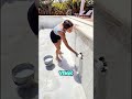Ella limpió la piscina sola.