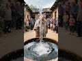 这个中国大爷练功夫This Chinese old man practices martial arts.
