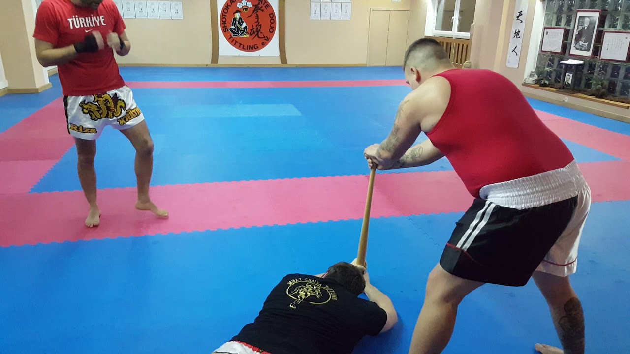 Muay Thai. Low Kick breaks baseball bat. Baseballschläger bruch test