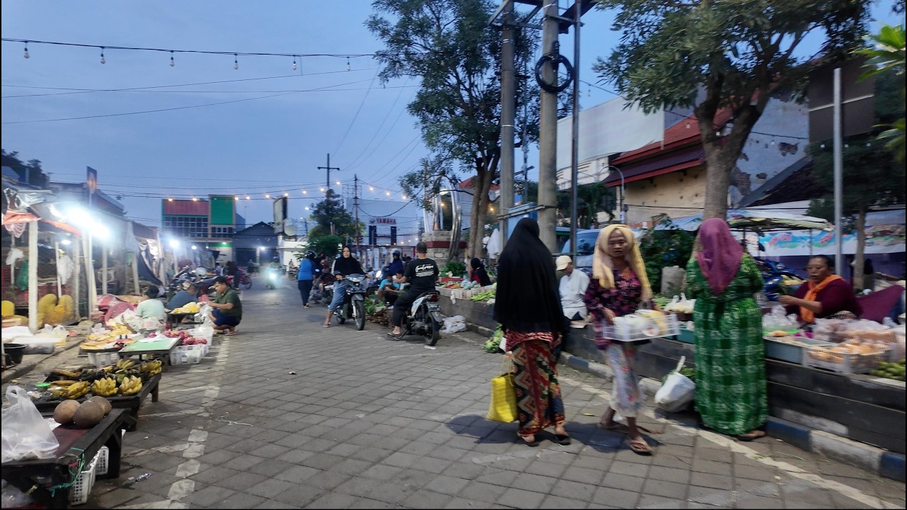 Pasuruan, 5:08 AM (No Music Walking Tour)