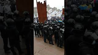 Полиция  и активисты #SaveФОП перед большим боем перекур. 15.12.2020 г.