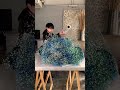 花束をラッピングすること