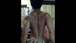 Pose muscle sampai berkeringat.