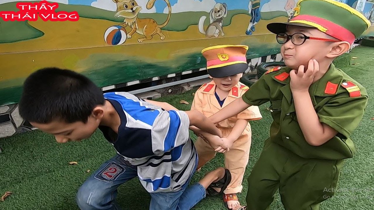 BÉ TẬP LÀM CẢNH SÁT, CÔNG AN TÍ HON ĐUỔI BẮT CẬU BÉ NHÀ GIÀU XẢ RÁC BỪA BÃI! THẦY THÁI VLOG