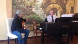 Испанец поёт в российском ресторане