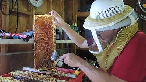 Uncapping honey frames with a heated knife