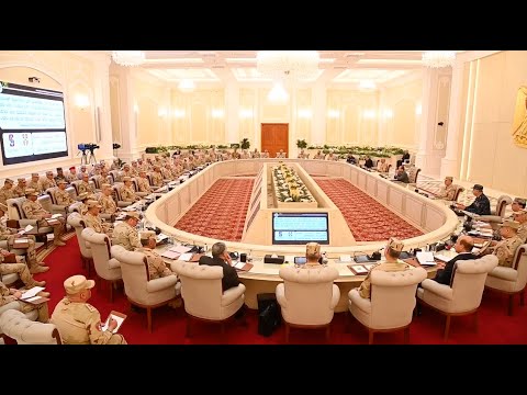 السيد الرئيس يجتمع بوزير الدفاع ورئيس أركان حرب القوات المسلحة وعدد من قادة القوات المسلحة