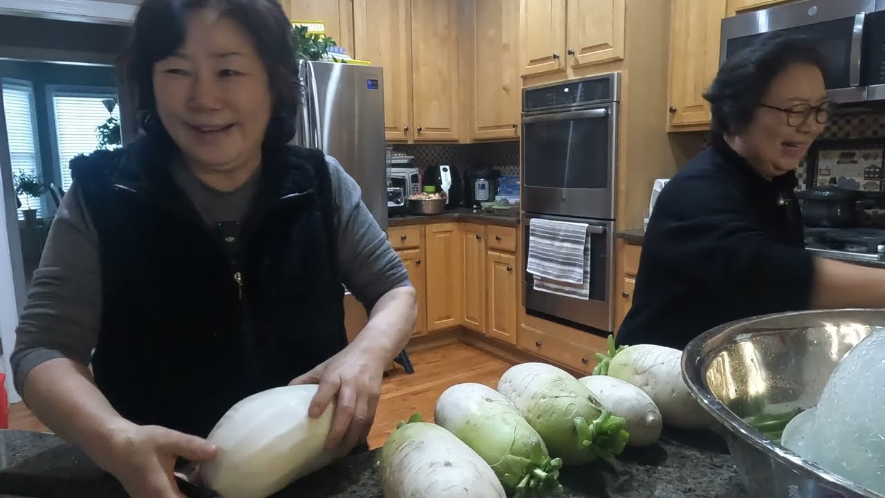 김장하는날 (Making Kimchi - seasoned with love)