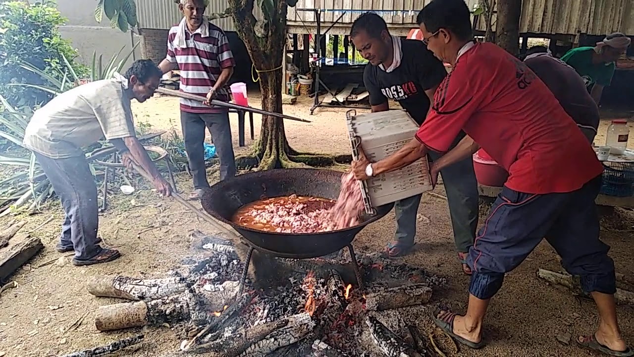 Rewang memasak daging Gulai kawah terengganu - YouTube