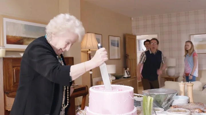 女兒躲到蛋糕底下，想給媽媽生日驚喜，結果她直接一刀切了下去 - 天天要聞