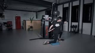 Celebrity Exercise 83: rotation cookbar 1 knee pull-push rotation 2 | Keiser Europe Wealth