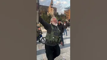 رقصة النصر لمقاتل سوري من إدارة العمليات حلب ساحة سعد الله الجابري 